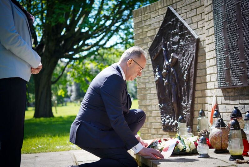 Laying flowers at the Kingston Cemetery in Portsmouth – 4 May 2024;.Photo: M. Niegowski (IPN)