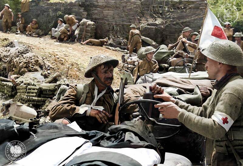 Evacuation of wounded soldiers from the battlefield. Monte Cassino, Italy, May 1944 (photo: Felicjan Maliniak, collection of the Józef Piłsudski Institute in London, photo made available by the KARTA Centre Foundation)