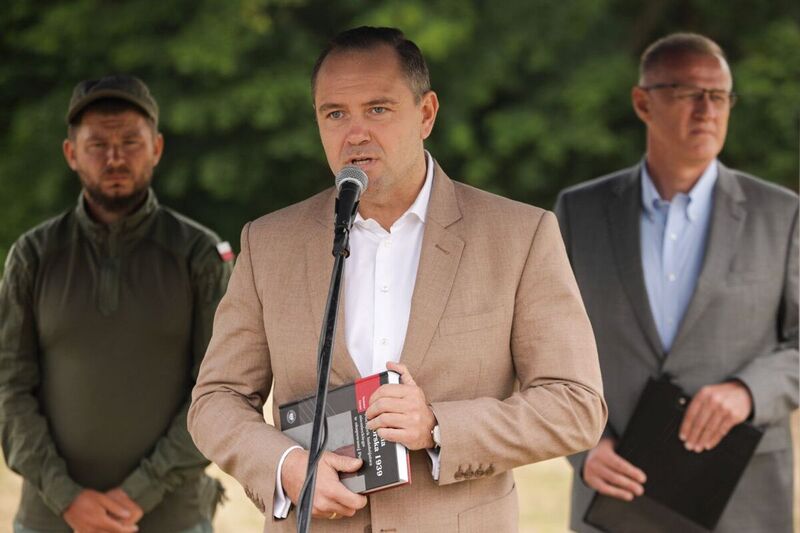 Press conference of the IPN President Karol Nawrocki, Ph.D. and the Director of the Chief Commission for the Prosecution of Crimes against the Polish Nation, the Deputy General Prosecutor Andrzej Pozorski – Chojnice, 23 May 2024; photo: M. Bujak (IPN) Press conference of the IPN President Karol Nawrocki, Ph.D. and the Director of the Chief Commission for the Prosecution of Crimes against the Polish Nation, the Deputy General Prosecutor Andrzej Pozorski – Chojnice, 23 May 2024; photo: M. Bujak (IPN)