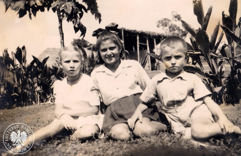 Children of Polish exiles staying in a settlement for Polish refugees in Koja, Uganda, 1945 (photo: IPN Archive).