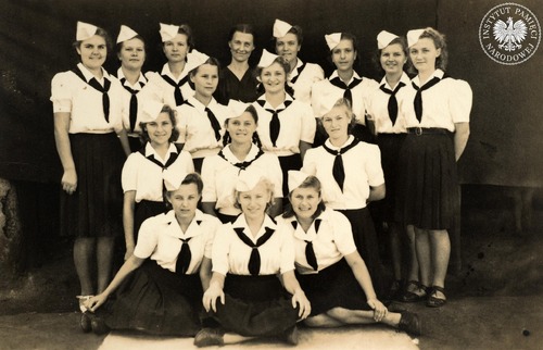Maria Leszczełowska (seated center) in the 13th Girl Scout troop in a settlement for Polish refugees in Uganda, (photo: IPN Archive)