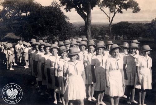Female scout troop in a settlement for Polish refugees in Uganda, 1940s (photo: IPN Archive).