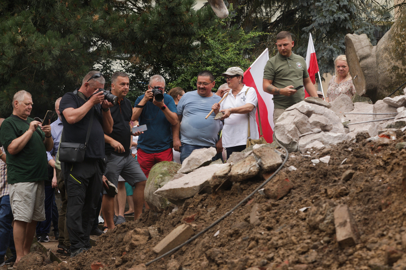 The dismantling of an object of Soviet propaganda, Nowogard, Poland 22 July 2024; photo: M. Bujak (IPN)