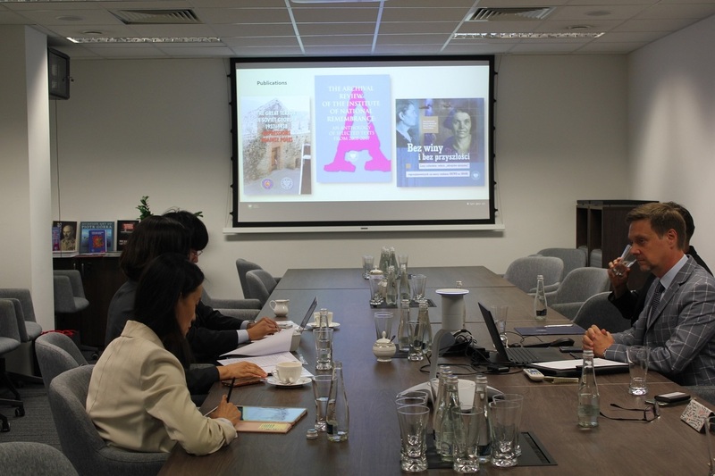 Representatives of the Ministry of Unification of Korea visited the IPN – Warsaw, 30 August 2024; photo: S. Bardski (IPN) Representatives of the Ministry of Unification of Korea visited the IPN – Warsaw, 30 August 2024; photo: S. Bardski (IPN)