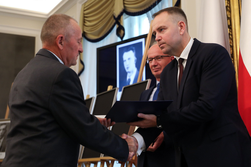 The ceremony of handing out identification notes to family members of 17 victims of totalitarian regimes - Warsaw, 1 October 2024, Photo: Mikołaj Bujak, IPN The ceremony of handing out identification notes to family members of 17 victims of totalitarian regimes - Warsaw, 1 October 2024, Photo: Mikołaj Bujak, IPN