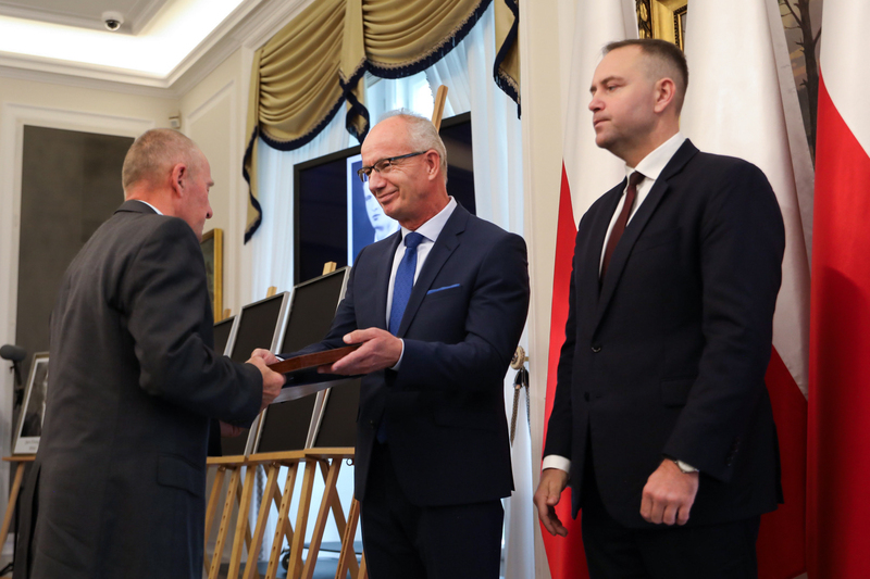 The ceremony of handing out identification notes to family members of 17 victims of totalitarian regimes - Warsaw, 1 October 2024, Photo: Mikołaj Bujak, IPN The ceremony of handing out identification notes to family members of 17 victims of totalitarian regimes - Warsaw, 1 October 2024, Photo: Mikołaj Bujak, IPN