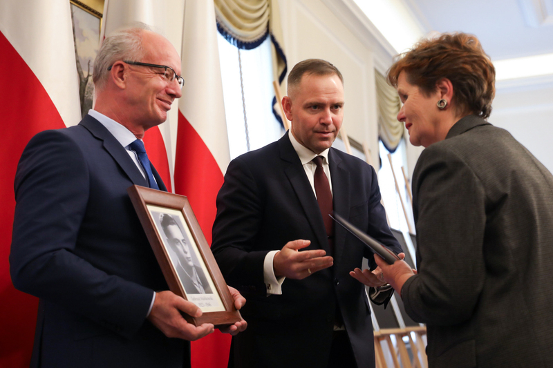 The ceremony of handing out identification notes to family members of 17 victims of totalitarian regimes - Warsaw, 1 October 2024, Photo: Mikołaj Bujak, IPN The ceremony of handing out identification notes to family members of 17 victims of totalitarian regimes - Warsaw, 1 October 2024, Photo: Mikołaj Bujak, IPN