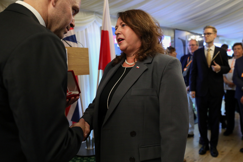 Iwona Golińska, President of the Polish Sue Association in the UK recieves the Ambassador of Polish History award; photo: M. Bujak (IPN)