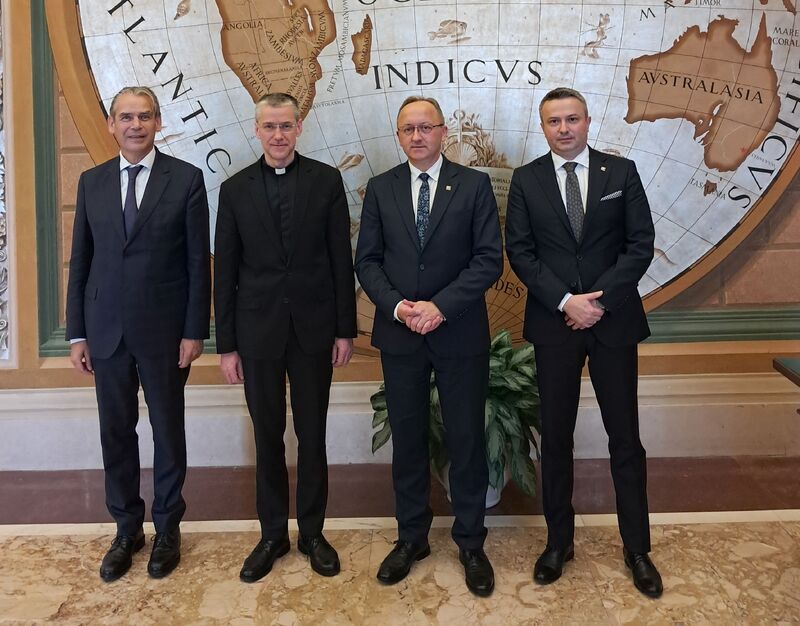 From left to right: Director of the Historical Archives of the Secretariat of State Johan Ickx, Ph.D., Undersecretary of the Section for Relations with States of the Secretariat of State Rev. Miroslaw Wachowski, Ph.D., Deputy President of the IPN Prof. Karol Polejowski adn Director of the Historical Research Office Sebastian Pilarski, Ph.D., Rome 26 October 2024; photo: A. Szpotanski (OBBH IPN)