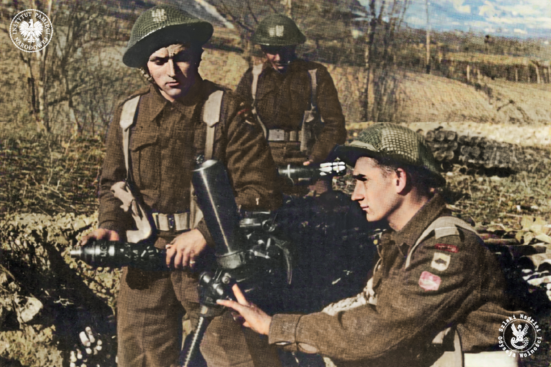Soldiers of the Lviv 6th Infantry Brigade from the 5th Border Infantry Division operating a mortar, 2nd Polish Corps in Italy 1944-1945; photo: AIPN