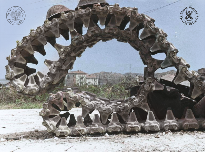 Two soldiers' helmets on the track of a destroyed tank, Ancona, 1944 (photo: Instytut Polski i Muzeum im. gen. Sikorskiego w Londynie)