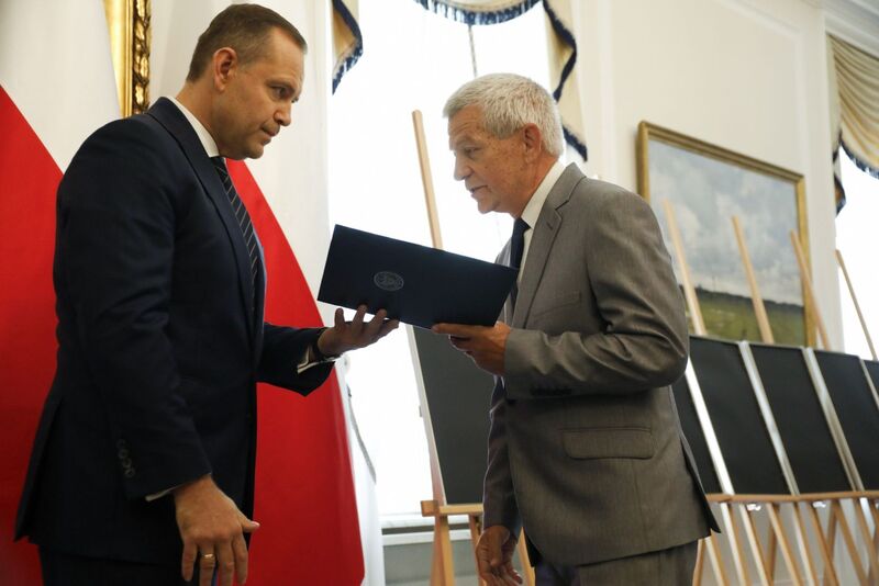 he ceremony of handing out identification notes to family members of 18 victims of totalitarian regimes - Warsaw, 24 July 2025; Photo: Krzysztof Kapłon (IPN)