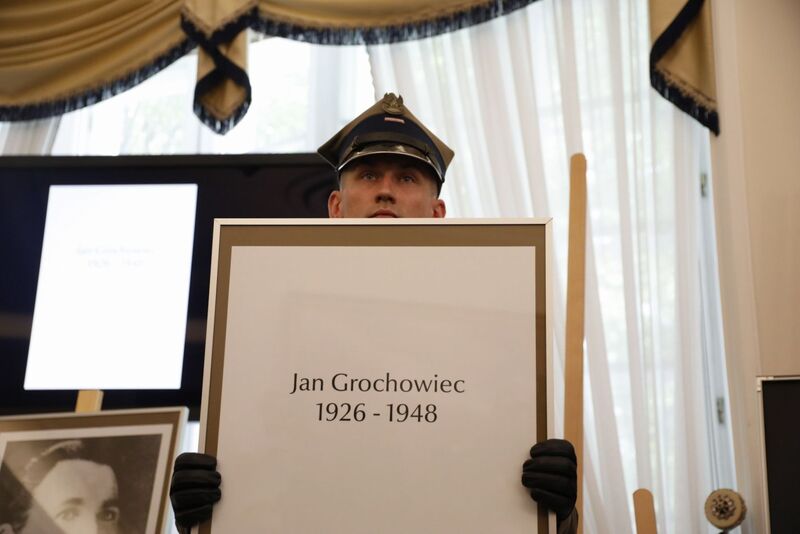 he ceremony of handing out identification notes to family members of 18 victims of totalitarian regimes - Warsaw, 24 July 2025; Photo: Krzysztof Kapłon (IPN)