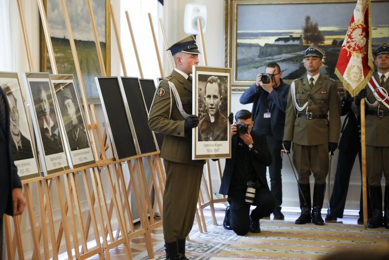 he ceremony of handing out identification notes to family members of 18 victims of totalitarian regimes - Warsaw, 24 July 2025; Photo: Krzysztof Kapłon (IPN)