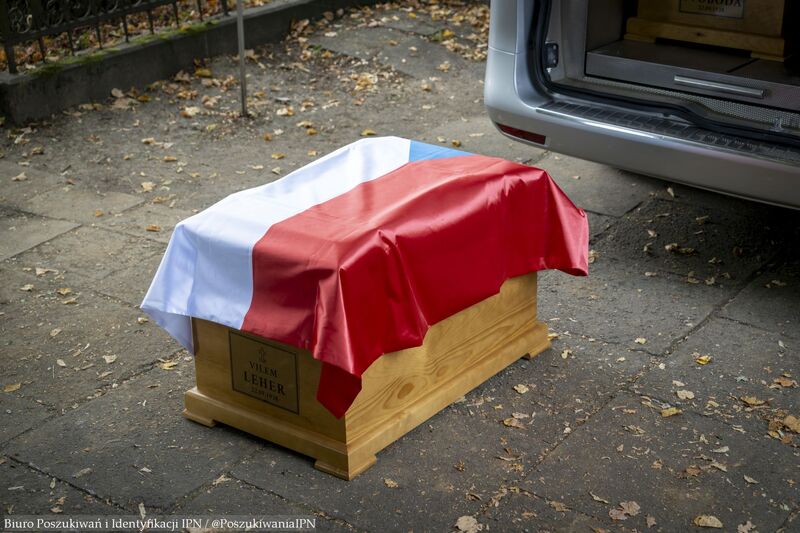 Exhumation works; photo: Krzysztof Mikołajczyk (IPN)