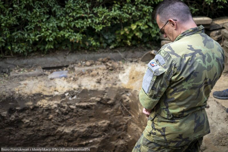 Exhumation works; photo: Krzysztof Mikołajczyk (IPN)