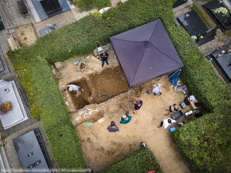 Exhumation works; photo: Krzysztof Mikołajczyk (IPN)