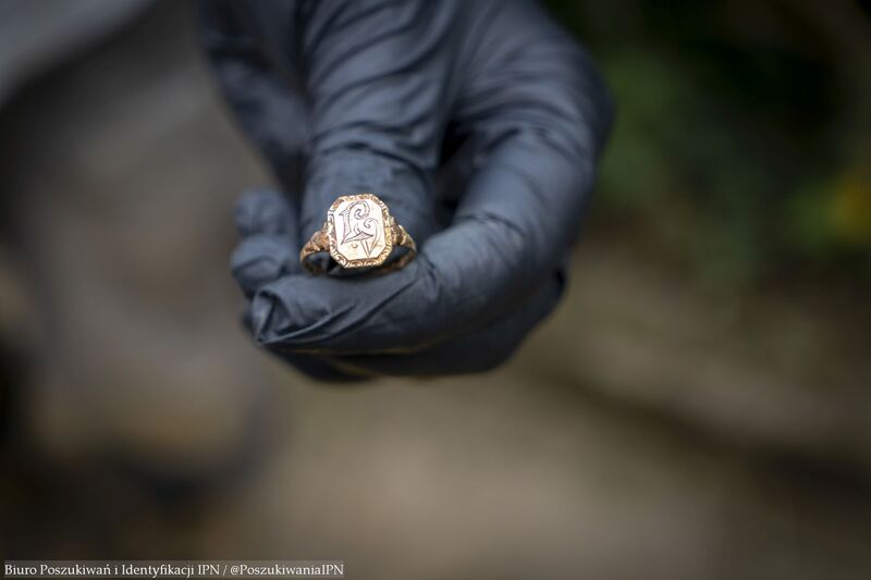 Exhumation works; photo: Krzysztof Mikołajczyk (IPN)