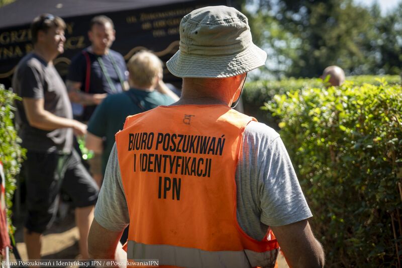 Exhumation works; photo: Krzysztof Mikołajczyk (IPN)