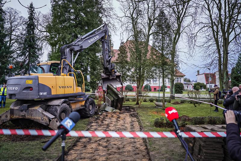 Dismantling of a Soviet propaganda object in Maszewo, Poland, 10 December 2025; photo: M. Niegowski (IPN)