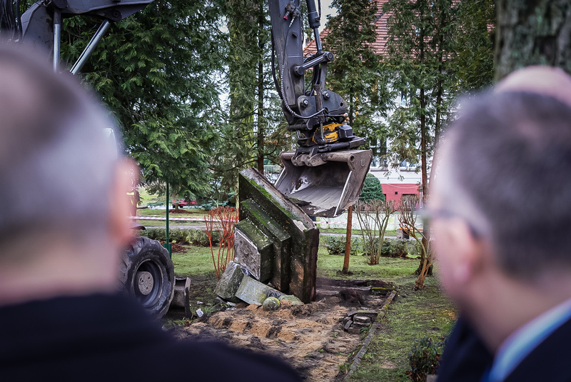 Dismantling of a Soviet propaganda object in Maszewo, Poland, 10 December 2025; photo: M. Niegowski (IPN)