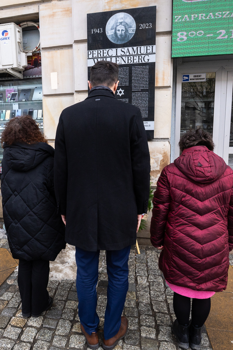 On 27 January 2026, on the occasion of International Holocaust Remembrance Day, we laid flowers at the plaque commemorating Perec and Samuel Willenberg in Warsaw; photo: Sławek Kasper (IPN)