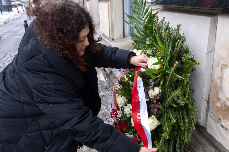 On 27 January 2026, on the occasion of International Holocaust Remembrance Day, we laid flowers at the plaque commemorating Perec and Samuel Willenberg in Warsaw; photo: Sławek Kasper (IPN)
