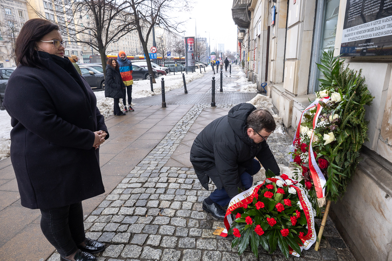 On 27 January 2026, on the occasion of International Holocaust Remembrance Day, we laid flowers at the plaque commemorating Perec and Samuel Willenberg in Warsaw; photo: Sławek Kasper (IPN)