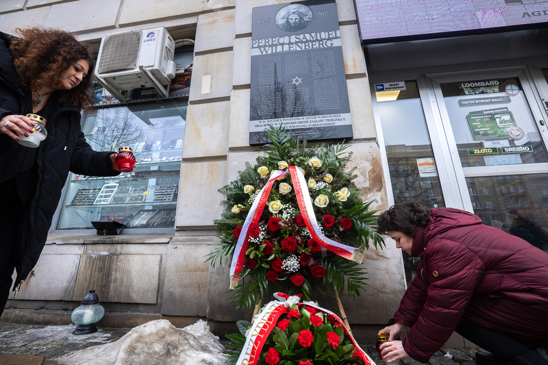 On 27 January 2026, on the occasion of International Holocaust Remembrance Day, we laid flowers at the plaque commemorating Perec and Samuel Willenberg in Warsaw; photo: Sławek Kasper (IPN)