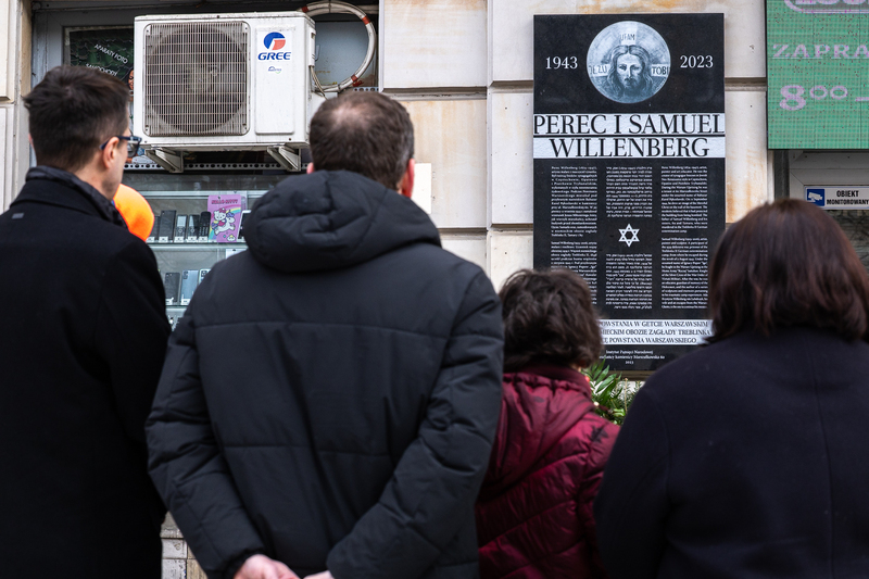 On 27 January 2026, on the occasion of International Holocaust Remembrance Day, we laid flowers at the plaque commemorating Perec and Samuel Willenberg in Warsaw; photo: Sławek Kasper (IPN)