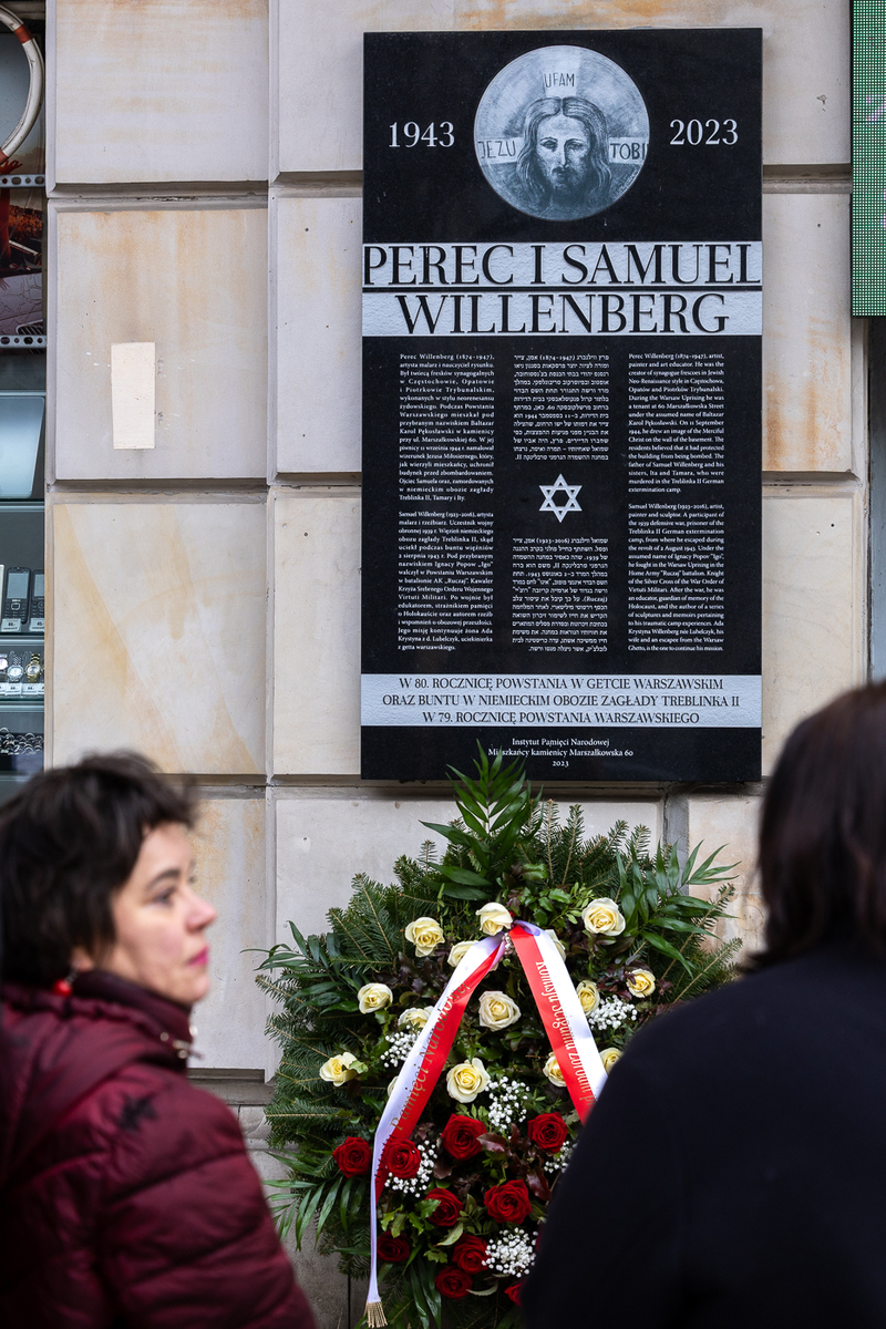 On 27 January 2026, on the occasion of International Holocaust Remembrance Day, we laid flowers at the plaque commemorating Perec and Samuel Willenberg in Warsaw; photo: Sławek Kasper (IPN)