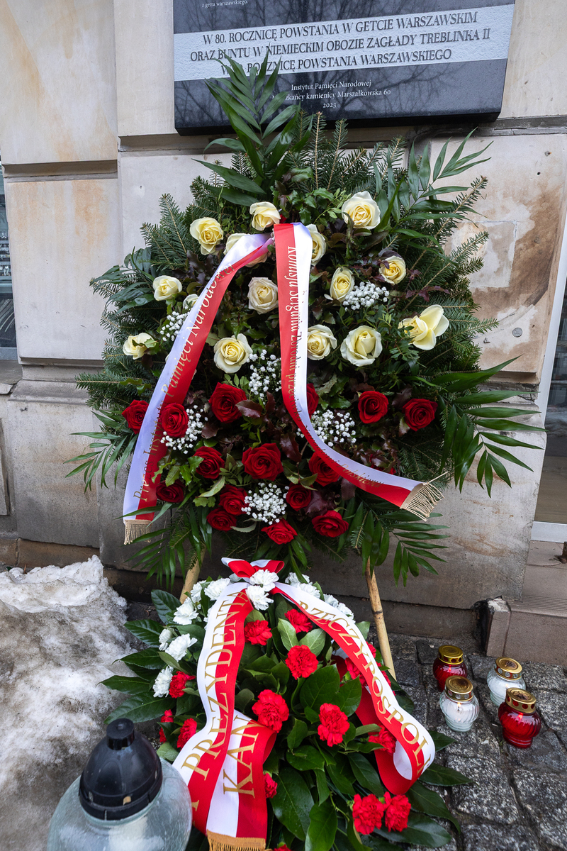 On 27 January 2026, on the occasion of International Holocaust Remembrance Day, we laid flowers at the plaque commemorating Perec and Samuel Willenberg in Warsaw; photo: Sławek Kasper (IPN)