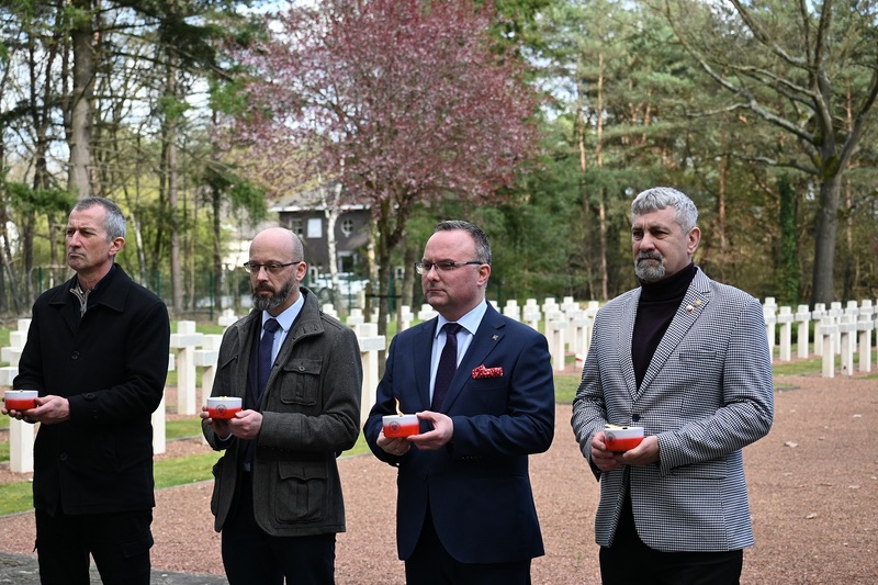 The IPN representatives lit candles at the war cemetery in Lommel; photo: Marcin Łatacz (IPN)