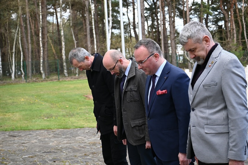 The IPN representatives lit candles at the war cemetery in Lommel; photo: Marcin Łatacz (IPN)