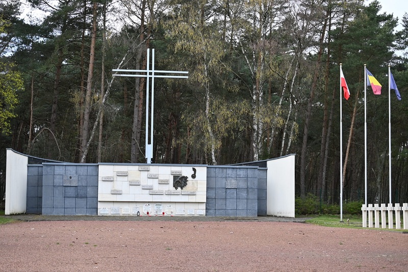 The IPN representatives lit candles at the war cemetery in Lommel; photo: Marcin Łatacz (IPN)