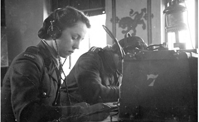 Volunteers of Women's Auxiliary Service working as wireless operators in the Polish Armed Forces, 1940–1944 (photo: AIPN)