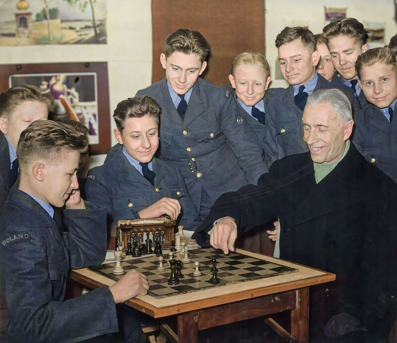 Polish President, Władysław Raczkiewicz, plays chess while visiting a cadet school, Scotland, 1943–1944 (photo: AIPN)