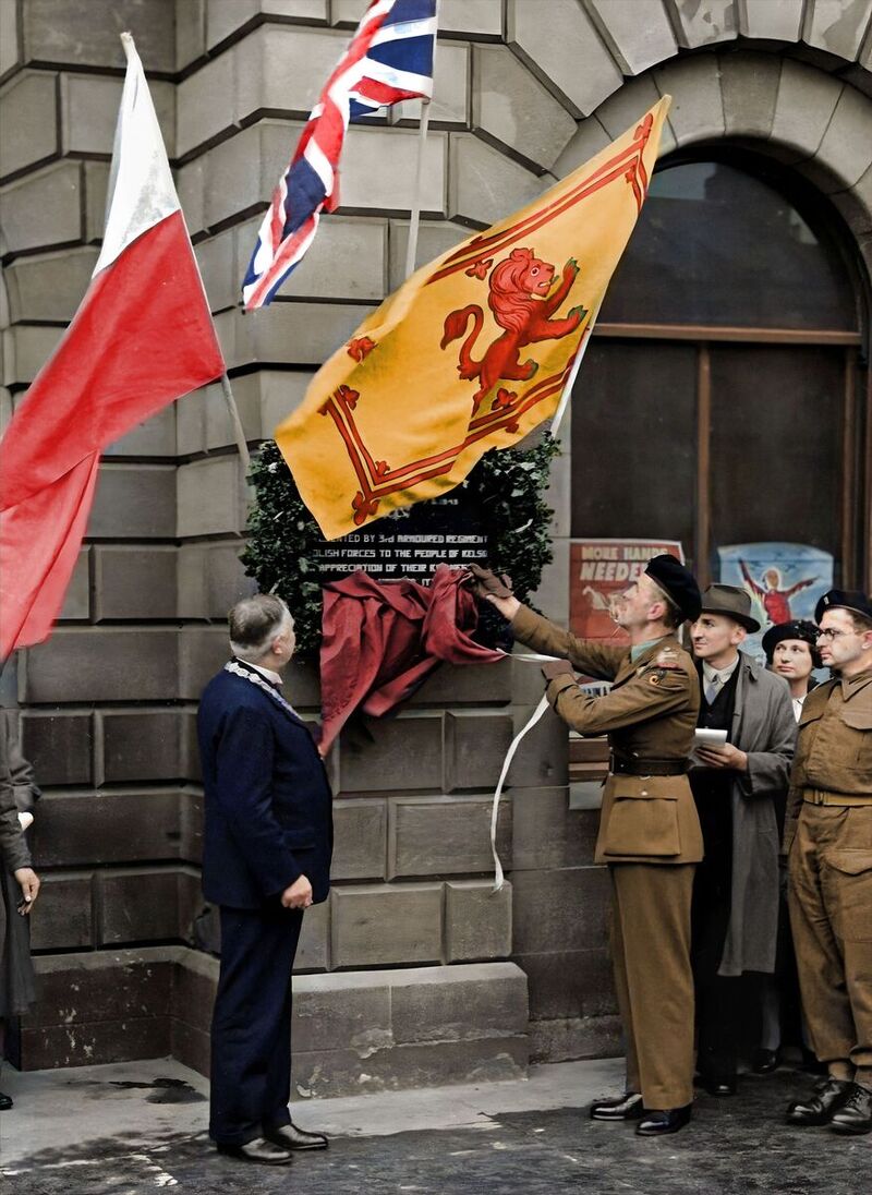 The unveiling of a memorial plaque on the wall of the Kelso Town Hall, funded by the 3rd Armored Regiment, Polish Armed Forces, June 1943 (photo: AIPN)