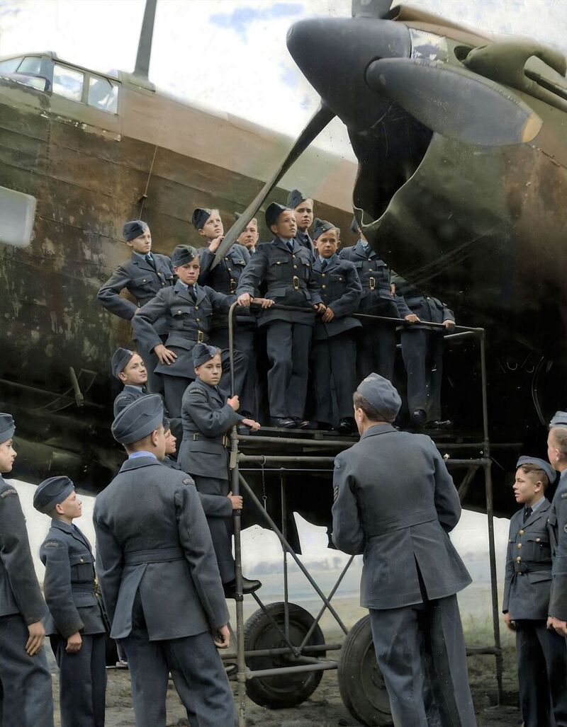 Cadets inspect a British bomber, United Kingdom, 1943–1944 (photo: AIPN).