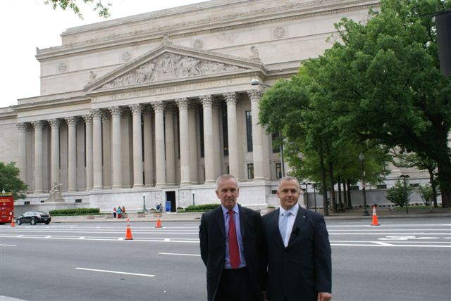 Dr Zbigniew Nawrocki, the Director of the IPN Archives and Jacek Kwilosz, Deputy Director of the Archives in front of the National Archives in Washington