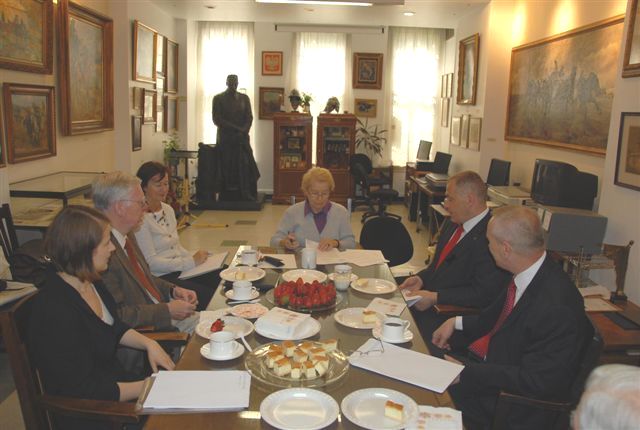 Magdalena Kapuścińska, the President of the Józef Piłsudski Institute signing the cooperation agreement with the IPN