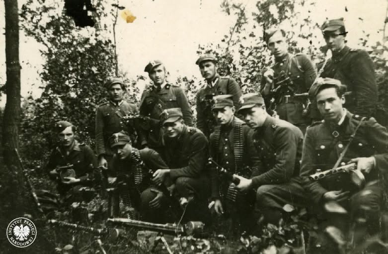 Mieczysław Dziemieszkiewicz “Rój” among other soldiers of the anti-communist resistance; photo: IPN Archive