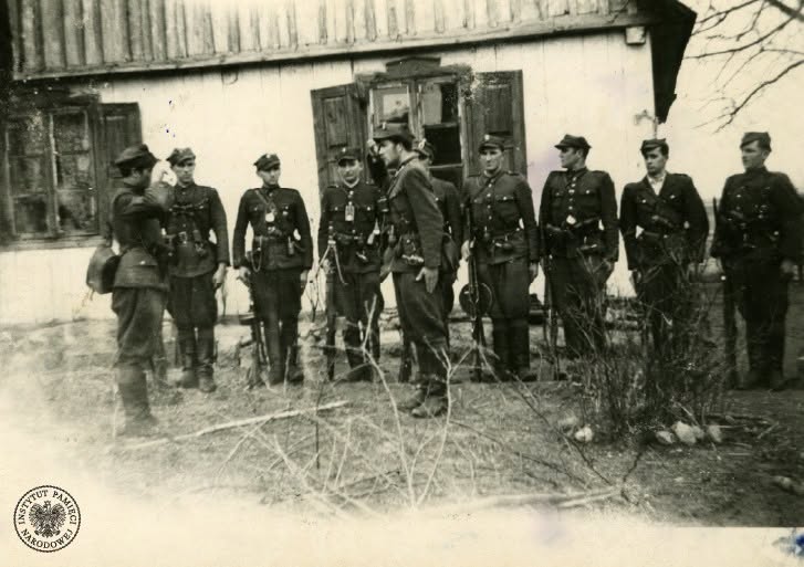 Mieczysław Dziemieszkiewicz “Rój” among other soldiers of the anti-communist resistance; photo: IPN Archive