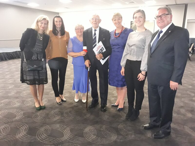 The honored insurgents and students of the Polish school in Perth, 8 November 2018