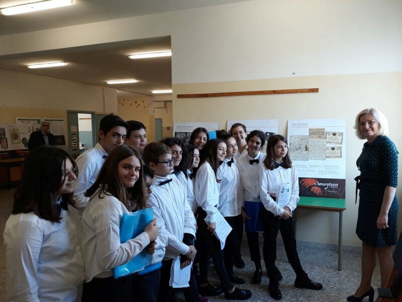 Katarzyna Ratajczak-Sowa from the Institute of National Remembrance with the "Massari Galieli" high school students
