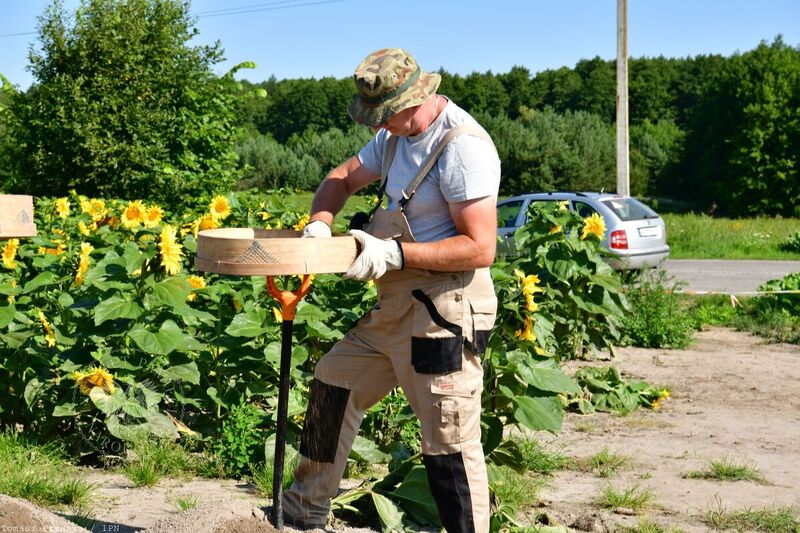 Completion of this year’s exhumation of the victims of the Volhynia Massacre in Ostrówki and Wola Ostrowiecka; photo: Tomasz Trzaska (IPN) Completion of this year’s exhumation of the victims of the Volhynia Massacre in Ostrówki and Wola Ostrowiecka; photo: Tomasz Trzaska (IPN)