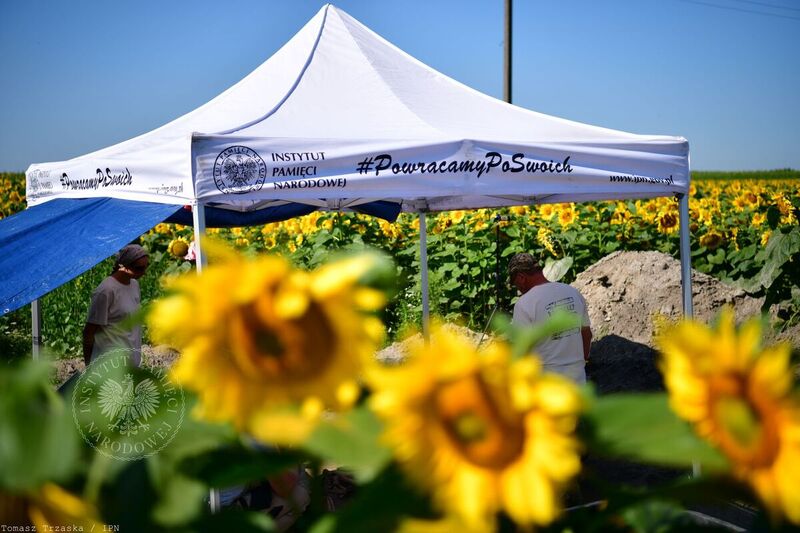 Completion of this year’s exhumation of the victims of the Volhynia Massacre in Ostrówki and Wola Ostrowiecka; photo: Tomasz Trzaska (IPN) Completion of this year’s exhumation of the victims of the Volhynia Massacre in Ostrówki and Wola Ostrowiecka; photo: Tomasz Trzaska (IPN)