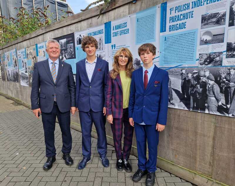 The ceremony in Leven was attended by the family of Col. Małaszkiewicz: his granddaughter, Ewa Haliniarz, accompanied by her husband, Dariusz, and their sons, Bartłomiej and Dominik. The ceremony in Leven was attended by the family of Col. Małaszkiewicz: his granddaughter, Ewa Haliniarz, accompanied by her husband, Dariusz, and their sons, Bartłomiej and Dominik.