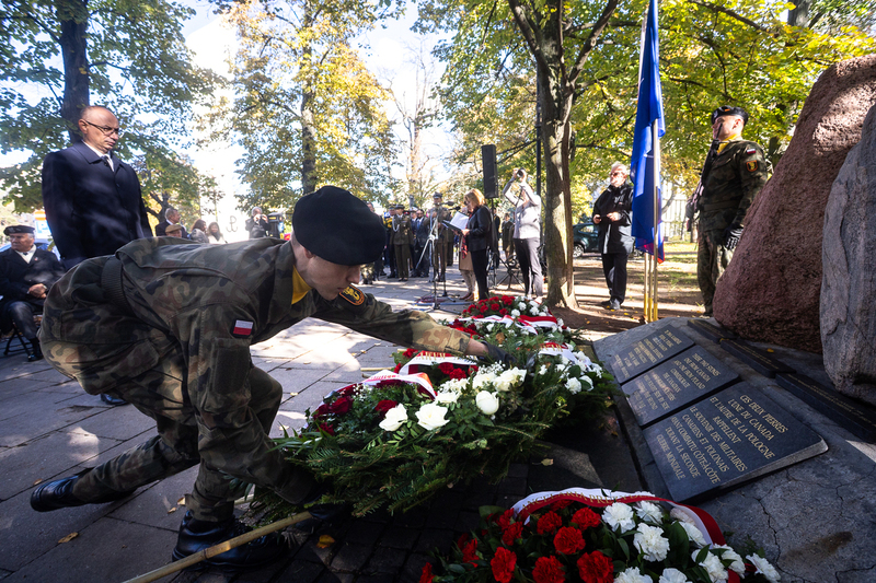 Commemorations at the Monument to Polish-Canadian Military Friendship, Warsaw, 16 October 2026; photo: S. Kasper (IPN) Commemorations at the Monument to Polish-Canadian Military Friendship, Warsaw, 16 October 2026; photo: S. Kasper (IPN)