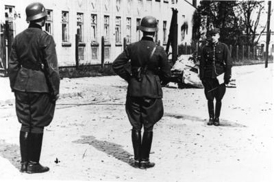 An appointment of  the Polish bearer of a white flag with the Wehrmacht soldiers near Lviv, September 1939